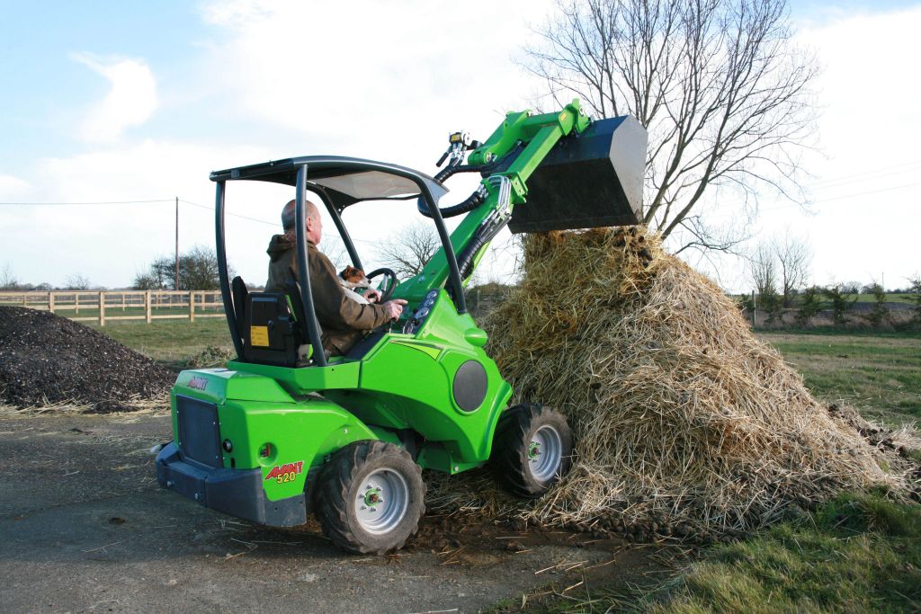 essex-hobby-farmer-discovers-benefits-of-avant-compact-loader-1.jpg